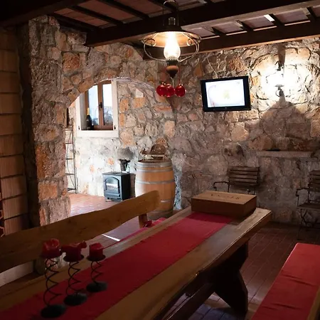 Castle House Rooms, Swimming Pool & Sauna & Tennis Court & Wine Cellar Frühstückspension