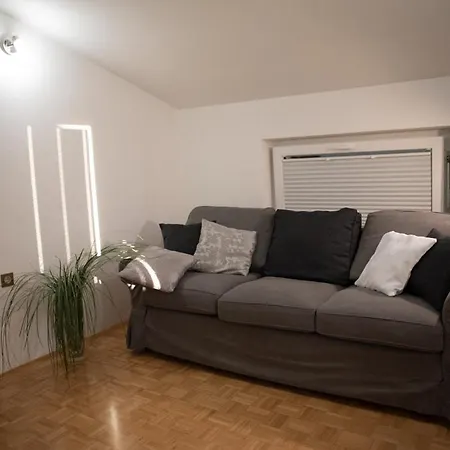 Castle House Rooms, Swimming Pool & Sauna & Tennis Court & Wine Cellar Frühstückspension