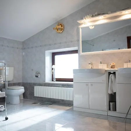 Castle House Rooms, Swimming Pool & Sauna & Tennis Court & Wine Cellar Oda ve Kahvaltı *