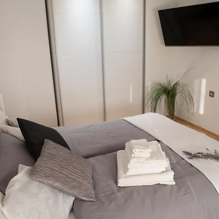 Castle House Rooms, Swimming Pool & Sauna & Tennis Court & Wine Cellar 4* Sežana