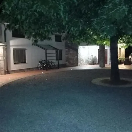 Castle House Rooms, Swimming Pool & Sauna & Tennis Court & Wine Cellar Frühstückspension 4*