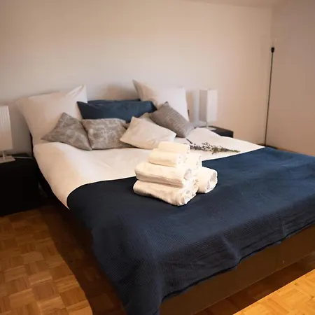 Castle House Rooms, Swimming Pool & Sauna & Tennis Court & Wine Cellar Frühstückspension