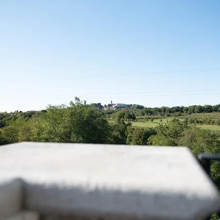 Frühstückspension Castle House Rooms, Swimming Pool & Sauna & Tennis Court & Wine Cellar Sežana