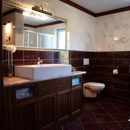 Castle House Rooms, Swimming Pool & Sauna & Tennis Court & Wine Cellar Frühstückspension