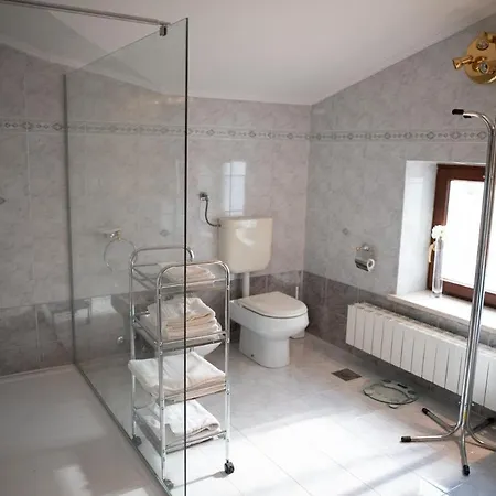 Castle House Rooms, Swimming Pool & Sauna & Tennis Court & Wine Cellar Frühstückspension Sežana