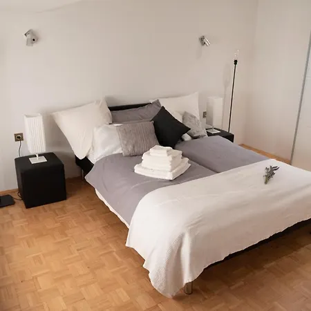 Castle House Rooms, Swimming Pool & Sauna & Tennis Court & Wine Cellar Frühstückspension