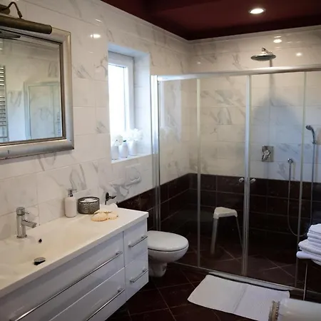 Castle House Rooms, Swimming Pool & Sauna & Tennis Court & Wine Cellar * Sežana
