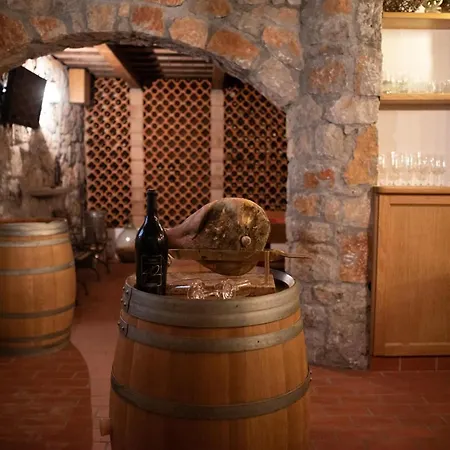 Castle House Rooms, Swimming Pool & Sauna & Tennis Court & Wine Cellar Alojamento de Acomodação e Pequeno-almoço *