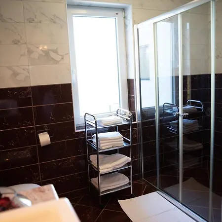 Frühstückspension Castle House Rooms, Swimming Pool & Sauna & Tennis Court & Wine Cellar