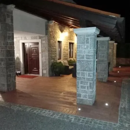 Castle House Rooms, Swimming Pool & Sauna & Tennis Court & Wine Cellar Alojamento de Acomodação e Pequeno-almoço *