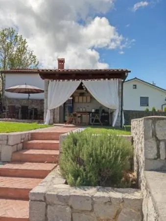 Castle House Rooms, Swimming Pool & Sauna & Tennis Court & Wine Cellar Bed & Breakfast