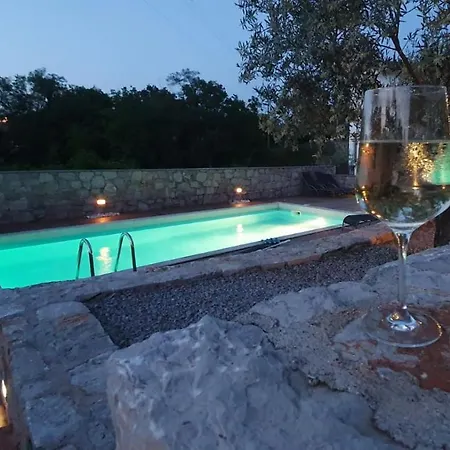 Frühstückspension Castle House Rooms, Swimming Pool & Sauna & Tennis Court & Wine Cellar 4*