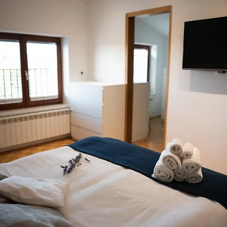 Castle House Rooms, Swimming Pool & Sauna & Tennis Court & Wine Cellar Alojamento de Acomodação e Pequeno-almoço