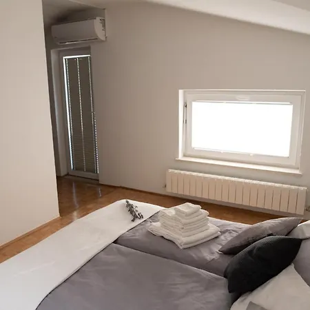 Castle House Rooms, Swimming Pool & Sauna & Tennis Court & Wine Cellar *