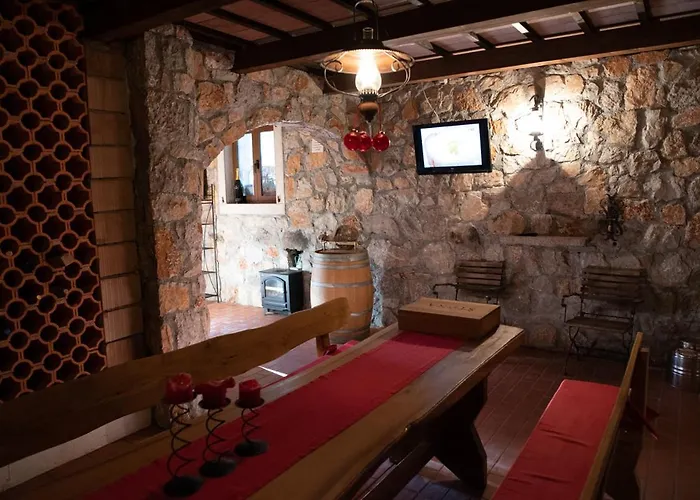 Castle House Rooms, Swimming Pool & Sauna & Tennis Court & Wine Cellar فندق مبيت وإفطار