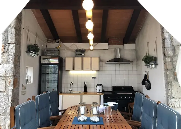 Castle House Rooms, Swimming Pool & Sauna & Tennis Court & Wine Cellar Sežana