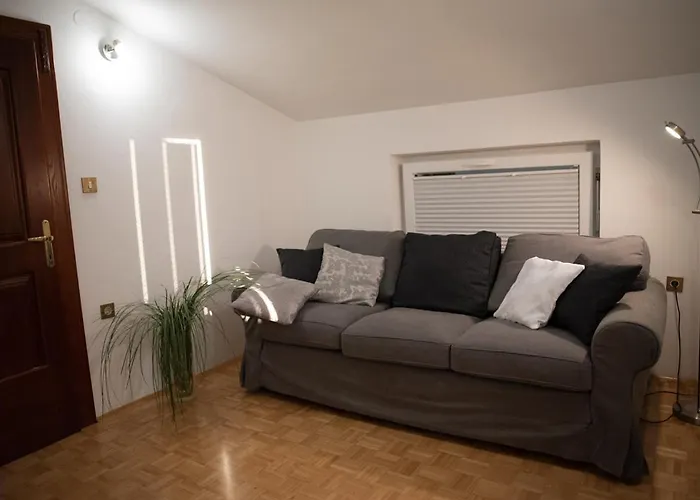 Castle House Rooms, Swimming Pool & Sauna & Tennis Court & Wine Cellar فندق مبيت وإفطار