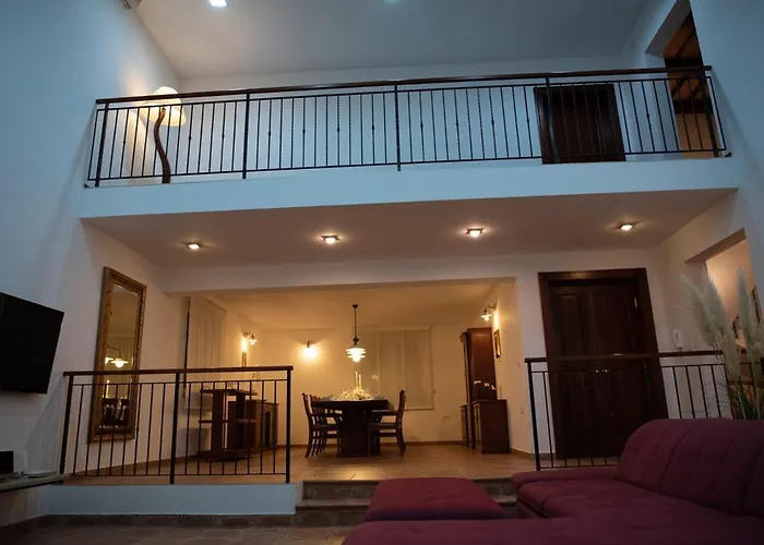 Castle House Rooms, Swimming Pool & Sauna & Tennis Court & Wine Cellar فندق مبيت وإفطار 4*