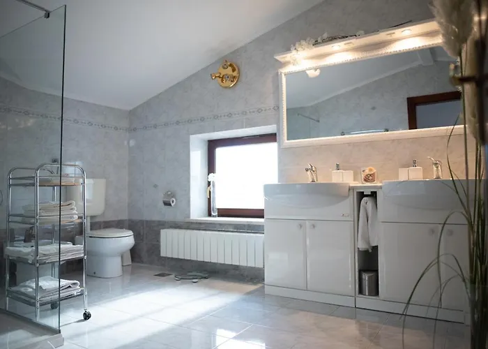 Castle House Rooms, Swimming Pool & Sauna & Tennis Court & Wine Cellar فندق مبيت وإفطار 4*