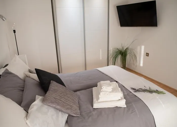 Castle House Rooms, Swimming Pool & Sauna & Tennis Court & Wine Cellar 4* Sežana