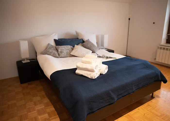 Castle House Rooms, Swimming Pool & Sauna & Tennis Court & Wine Cellar فندق مبيت وإفطار