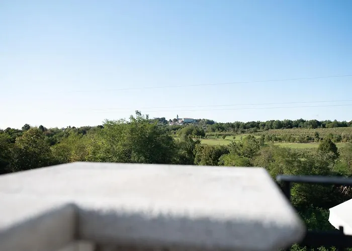 فندق مبيت وإفطار Castle House Rooms, Swimming Pool & Sauna & Tennis Court & Wine Cellar Sežana