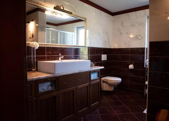 Castle House Rooms, Swimming Pool & Sauna & Tennis Court & Wine Cellar فندق مبيت وإفطار