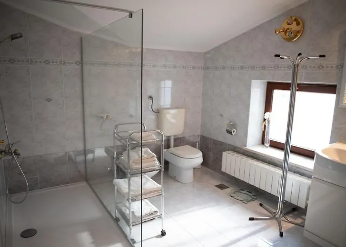 Castle House Rooms, Swimming Pool & Sauna & Tennis Court & Wine Cellar فندق مبيت وإفطار Sežana