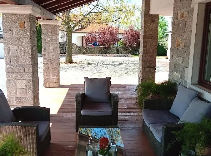 Castle House Rooms, Swimming Pool & Sauna & Tennis Court & Wine Cellar فندق مبيت وإفطار