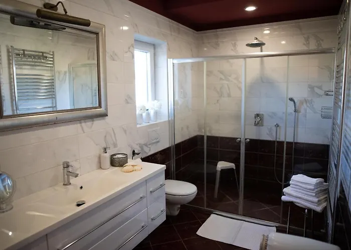 Castle House Rooms, Swimming Pool & Sauna & Tennis Court & Wine Cellar 4* Sežana