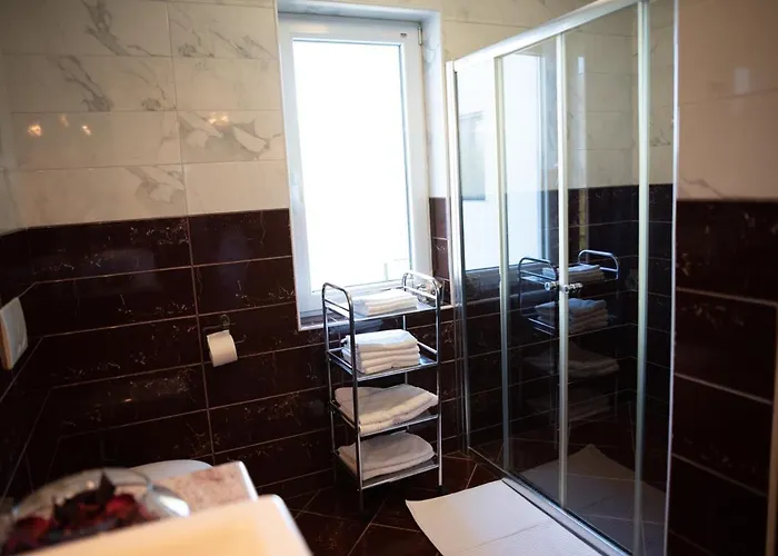 فندق مبيت وإفطار Castle House Rooms, Swimming Pool & Sauna & Tennis Court & Wine Cellar