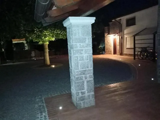 Castle House Rooms, Swimming Pool & Sauna & Tennis Court & Wine Cellar فندق مبيت وإفطار 4*