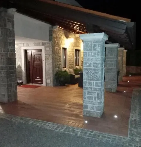 Castle House Rooms, Swimming Pool & Sauna & Tennis Court & Wine Cellar فندق مبيت وإفطار 4*