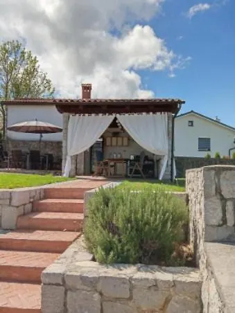 Castle House Rooms, Swimming Pool & Sauna & Tennis Court & Wine Cellar فندق مبيت وإفطار