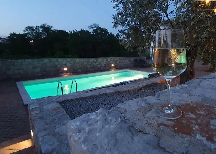 فندق مبيت وإفطار Castle House Rooms, Swimming Pool & Sauna & Tennis Court & Wine Cellar 4*