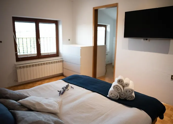 Castle House Rooms, Swimming Pool & Sauna & Tennis Court & Wine Cellar فندق مبيت وإفطار