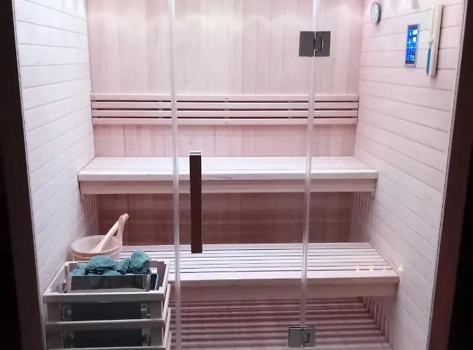 فندق مبيت وإفطار Castle House Rooms, Swimming Pool & Sauna & Tennis Court & Wine Cellar